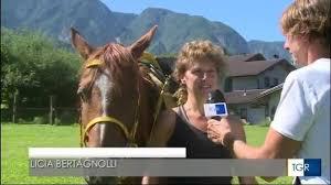 una musicista che dipinge e cavalca